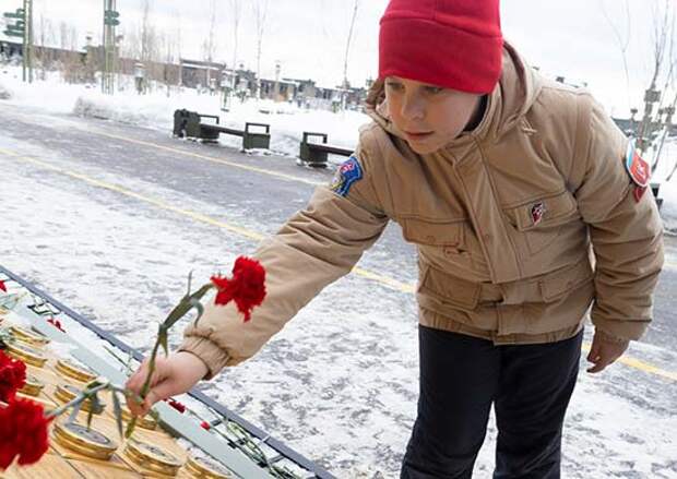 Юнармейцы зажгли свечи и возложили цветы в память о жертвах блокады Ленинграда