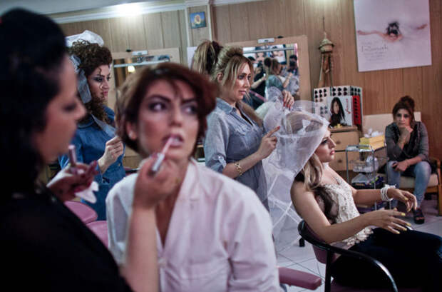 Мужчинам запрещено появляться в женских салонах красоты в мире, иран, люди