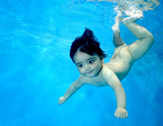mladenty Плавающие под водой младенцы