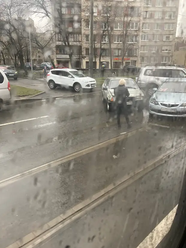 Дорожные работы сделали утренние пробки в Петербурге и держат их плотнее обычного после часа пик