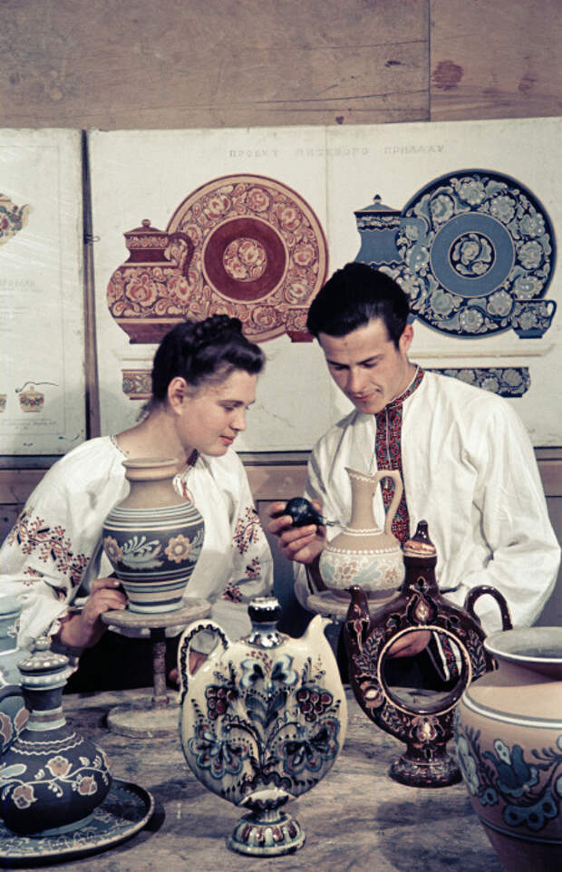 Народный промысел. СССР, Украина, 1950-е годы. Фото: Semyon Osipovich Friedland. Народный промысел. СССР, Украина, 1950-е годы. Фото: Semyon Osipovich Friedland.