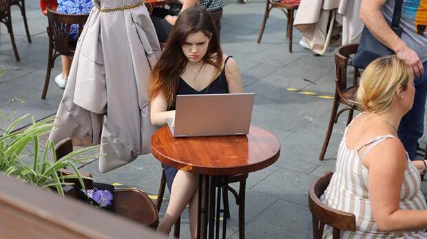 Более 70% россиян работают по выходным и во время отпуска