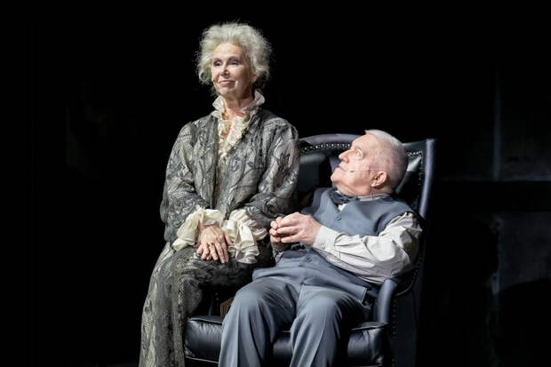 Сцена из спектакля «Скучная история»