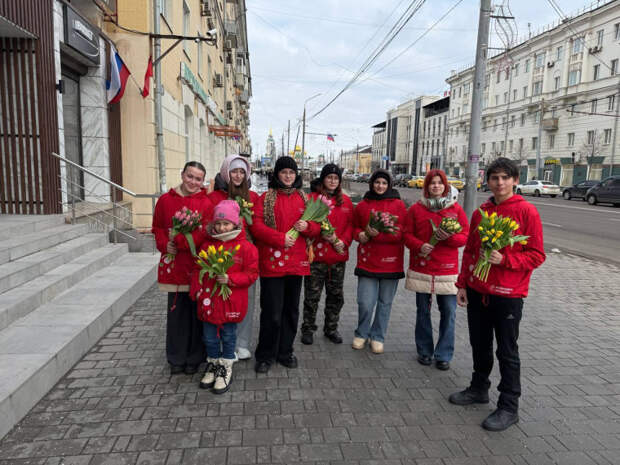 На улицах Тулы в преддверии 8 марта женщинам дарят цветы