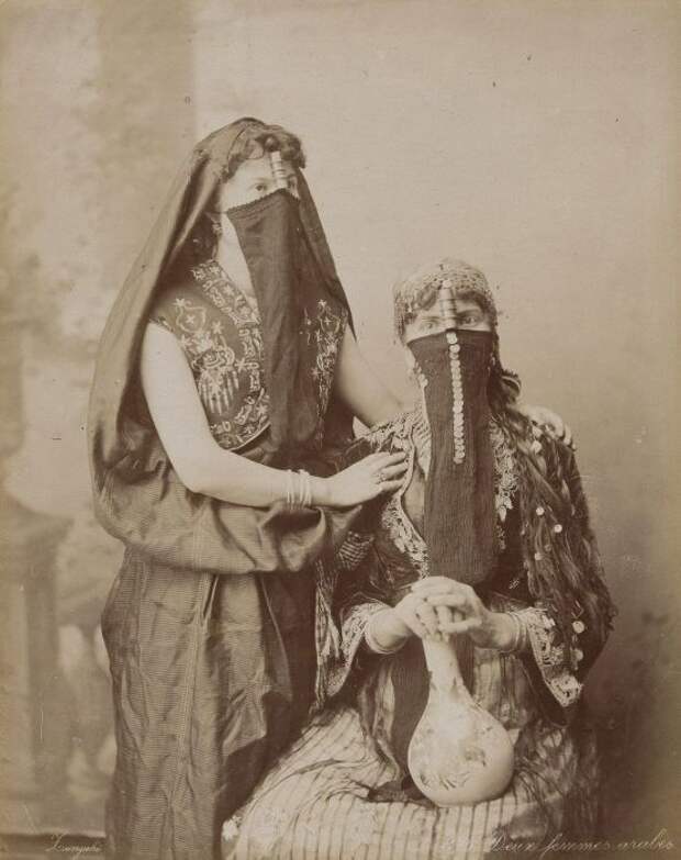 Две арабские женщины.