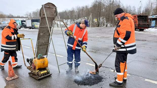 В Петербурге начался точечный ямочный ремонт на проблемных участках дорог