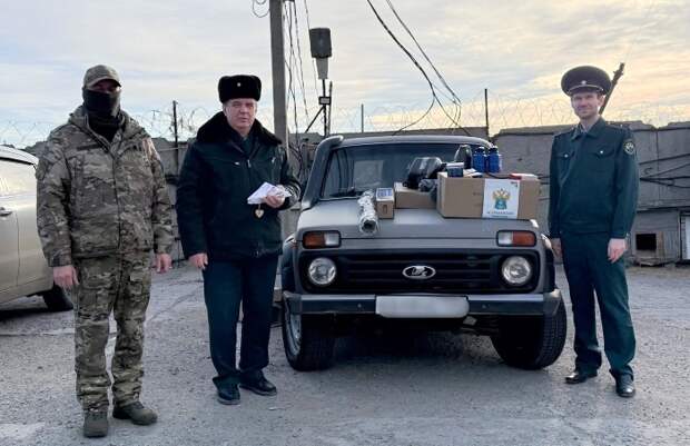 Астраханские таможенники и школьники передали свои дары воинам СВО