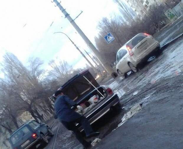 Житель Саратова самостоятельно ликвидирует ямы на дорогах дорога, своими руками