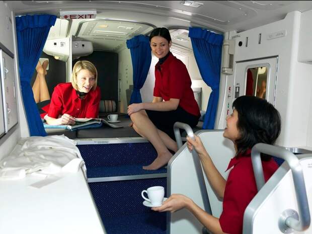7. Стюардессы могут спокойно перевести дух и выпить чаю. На фото комната в самолете Boeing 777. 