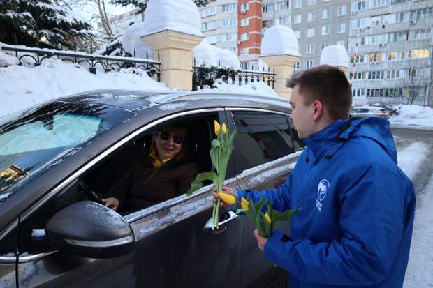 Активисты «Единой России» поздравили сотрудниц военного госпиталя и нижегородок
