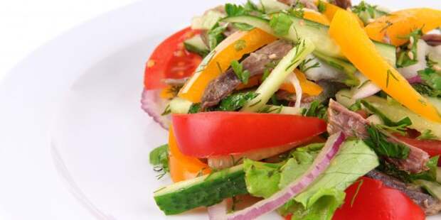 Салат из огурцов, помидоров и говядины с луком, чесноком и зеленью