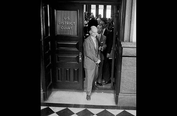 4. Рудольф Абель<br>Знаменитый нелегал Абель действовал в США с 1947 по 1957 г., когда он был раскрыт после провала своего помощника, Рейно Хайханена. Абель (настоящее имя – Вильям Генрихович Фишер) и Хайханен использовали пустотелые монеты и другие уловки, чтобы передавать сообщения и информацию. Крах наступил, когда одна из таких высверленных монет с зашифрованным посланием случайно попала в руки мальчишки – разносчика газет в Бруклине. Абеля судили и приговорили к пяти годам тюрьмы, но в 1962 г. обменяли на пилота U2 Гари Пауэрса и одного американского студента. После возвращения в СССР Абеля почитали как героя и наградили Орденом Ленина – высшей наградой Советского Союза. 4. Рудольф Абель<br>Знаменитый нелегал Абель действовал в США с 1947 по 1957 г., когда он был раскрыт после провала своего помощника, Рейно Хайханена. Абель (настоящее имя – Вильям Генрихович Фишер) и Хайханен использовали пустотелые монеты и другие уловки, чтобы передавать сообщения и информацию. Крах наступил, когда одна из таких высверленных монет с зашифрованным посланием случайно попала в руки мальчишки – разносчика газет в Бруклине. Абеля судили и приговорили к пяти годам тюрьмы, но в 1962 г. обменяли на пилота U2 Гари Пауэрса и одного американского студента. После возвращения в СССР Абеля почитали как героя и наградили Орденом Ленина – высшей наградой Советского Союза.