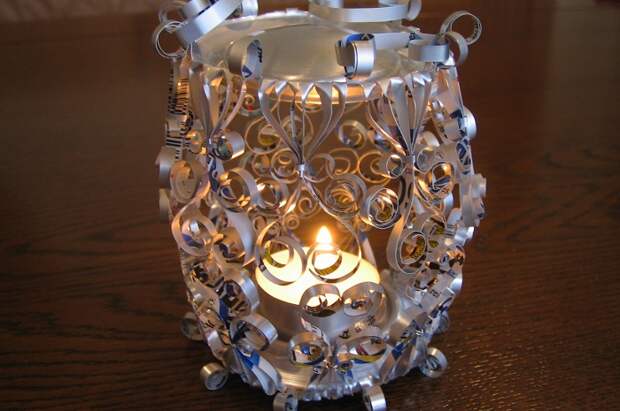 Крутое решение декорировать свечу при помощи необыкновенного подсвечника, который выполнен из металла.