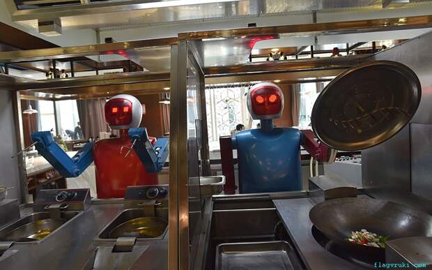 Роботы выполняют обязанности официантов и поваров в одном из ресторанов города Хэфэй, китайская провинция Аньхой.