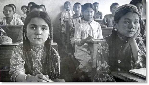 Оккупанты заставили учиться, при чем даже девочек... 1933 год. Архивное фото.