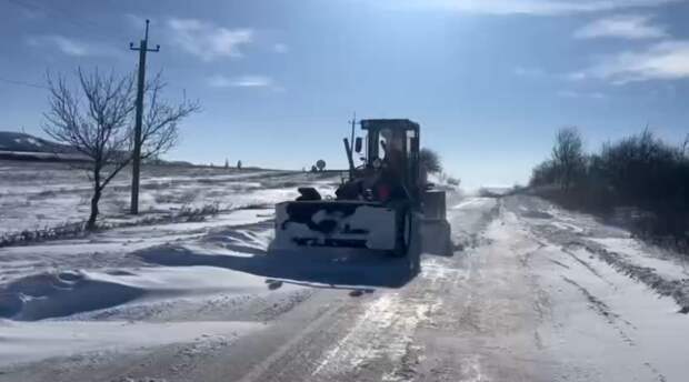 Третьи сутки дорожники очищают дороги Крыма от снега