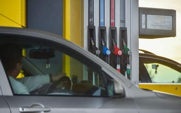 Правительство России приняло меры по стабилизации цен на бензин: подробности