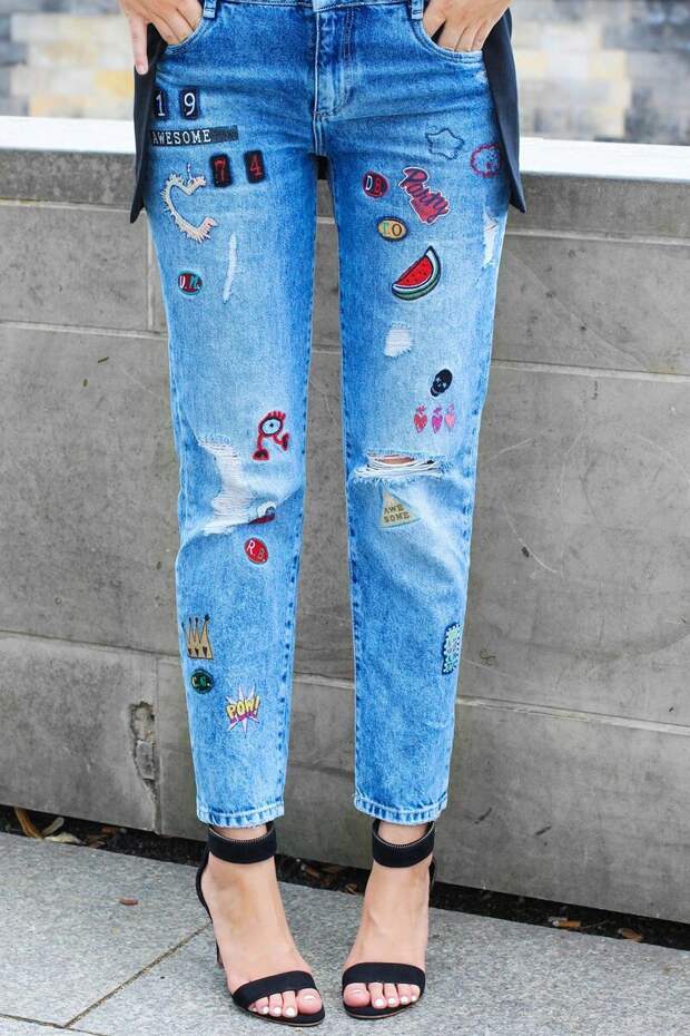 Женские джинсы с декором. /Фото: i.pinimg.com