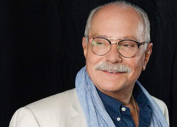 «Берегите нервы пенсионера»: Никита Михалков показал свой спектакль с дочерью и Ефремовым