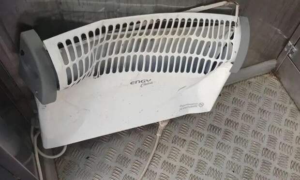 Вандалы нагрянули в общественный туалет в Петровском парке в Архангельске