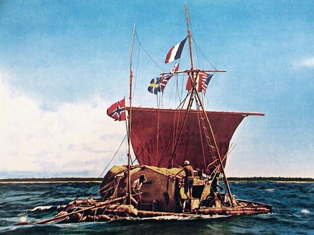 Цветная фотография плота KonTiki, построенного норвежским исследователем Туром Хейердалем в попытке доказать, что доколумбовые южноамериканцы могли достичь Полинезии.