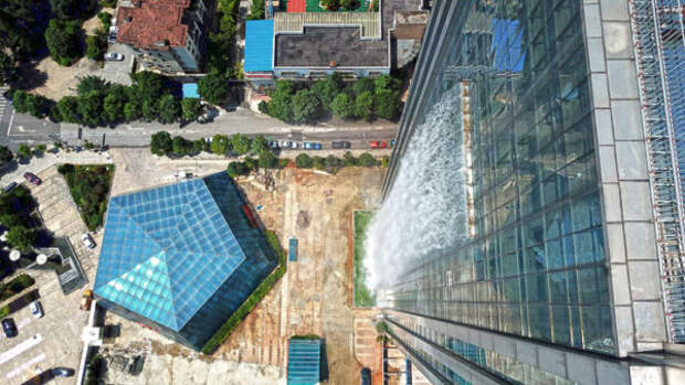 В Китае построили 100-метровый водопад на небоскрёбе