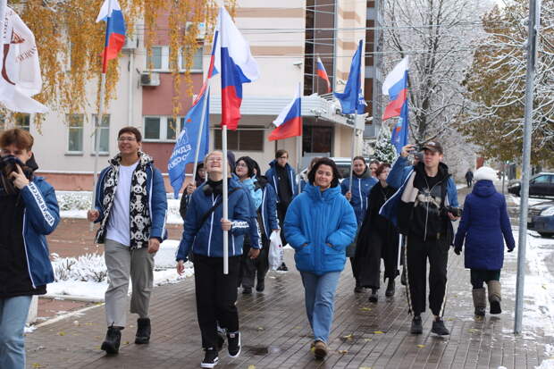 В центре Твери активисты растянули 16-метровый флаг России