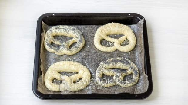 Посыпали брецели семенами