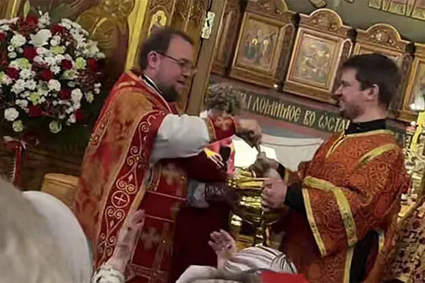 В Люберцах священник вылил содержимое кубка на прихожан во время пасхальной службы