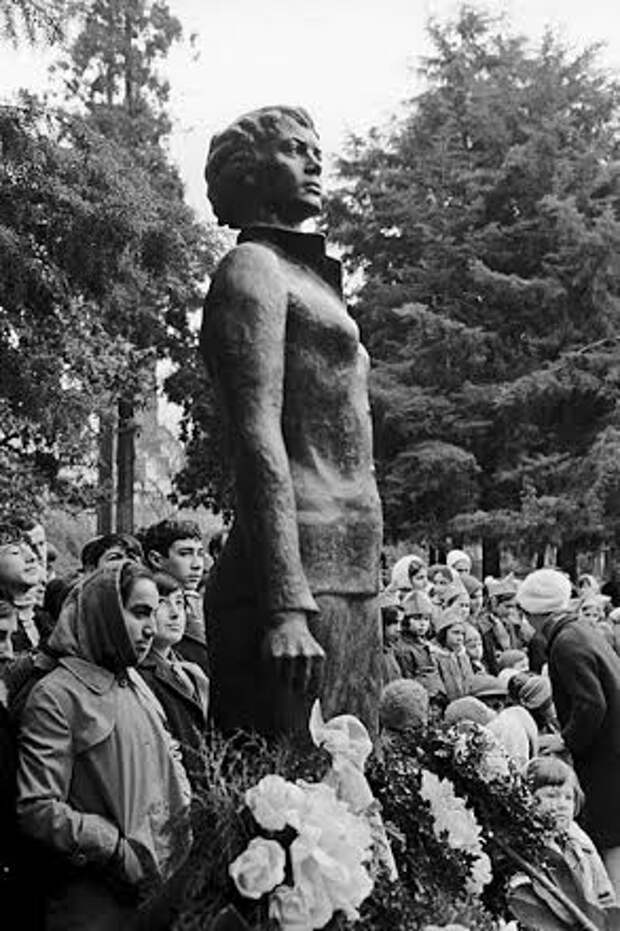 Открытие памятника Надежде Курченко  в Сухуми, 1972 год. Фото: А. Поликашин / РИА Новости