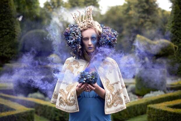 Разноцветный дым. Автор: Kirsty Mitchell. Разноцветный дым. Автор: Kirsty Mitchell.