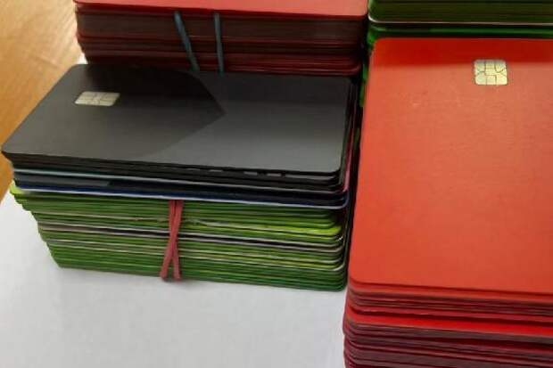 В Тамбовской области у трёх молодых людей изъяли свыше 200 банковских карт