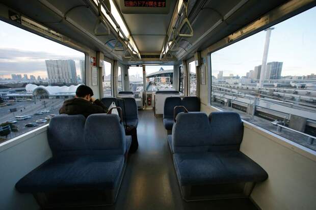 Поезд в Токио, который движется сам по себе, без машиниста