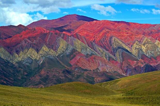 Разноцветные горы, раскрашенные самой природой