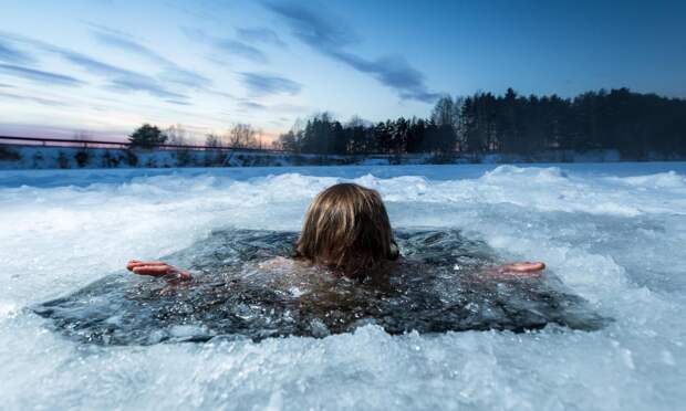 Почему купание детей в проруби на Крещение опасно: мнения врачей и священников