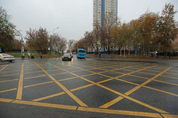За нахождение на жёлтых клетках дольше 5 секунд водителя ждёт штраф 1000 рублей. Фото: Андрей Дмытрив