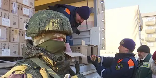 Российская армия доставила гумпомощь в Токмак