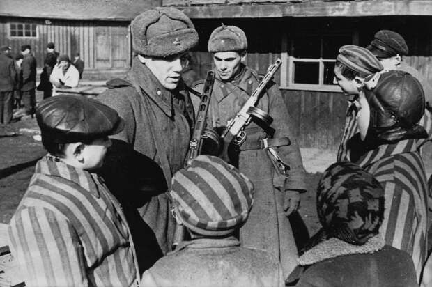 Советские солдаты общаются с освобождёнными в Освенциме детьми - Фото дня: дети Освенцима и их освободители | Военно-исторический портал Warspot.ru