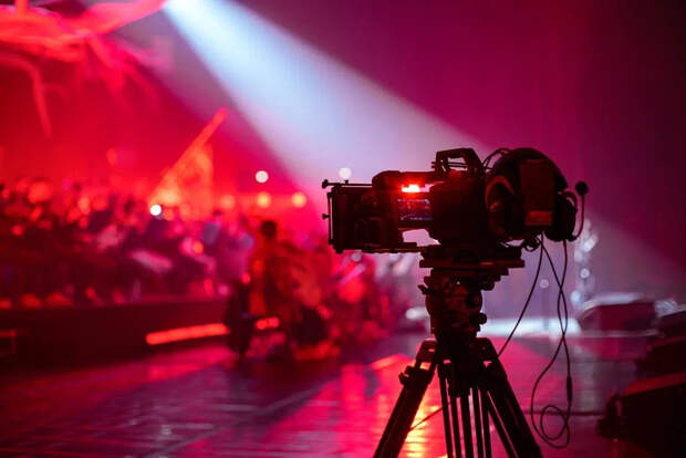 Матом по фонограмме: певица Слава устроила разнос на концерте в Смоленске и сбежала со сцены посреди песни