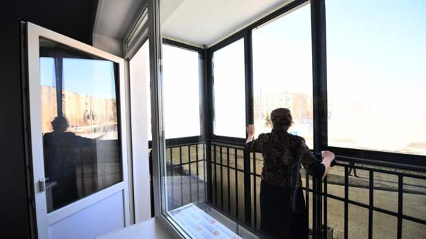 Адвокат: можно самостоятельно подать иск о сносе самовольной достройки балкона