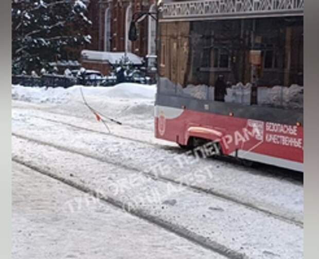 В Туле трамваи встали в пробку из-за обрыва проводов