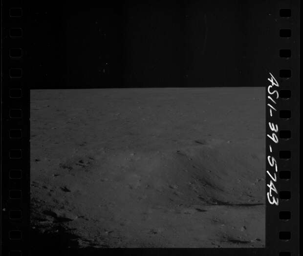 Оригинал: http://tothemoon.ser.asu.edu/data_a70/AS11/extra/AS11-39-5743.small.png