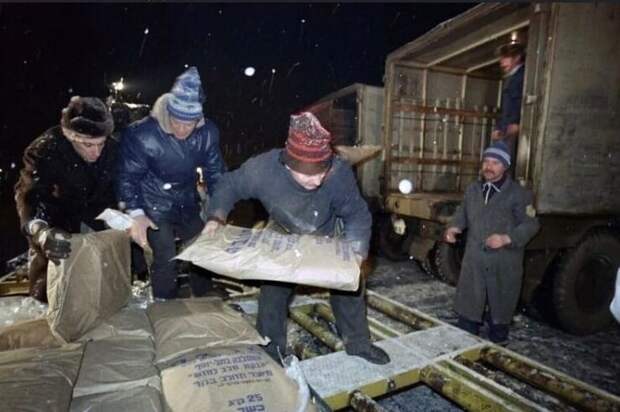 Разгрузка гуманитарной помощи из Израиля. 1990 год Разгрузка гуманитарной помощи из Израиля. 1990 год