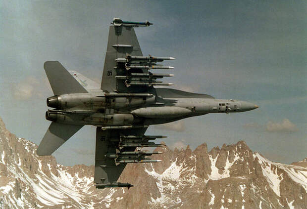 10 ракет AIM-120 AMRAAM на внешней подвеске истребителя F/A-18E Super Hornet.