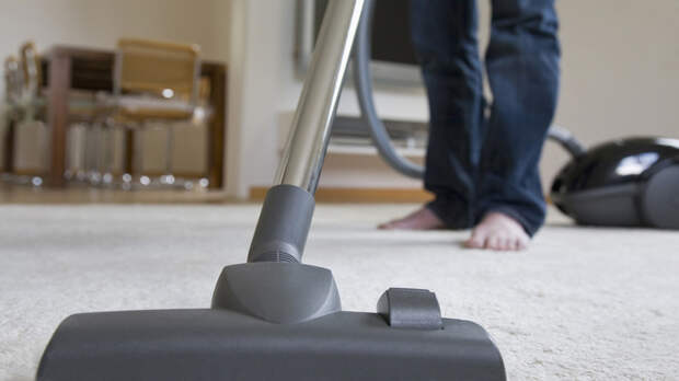 Юрист Зокиров предупредил о штрафах за шумную уборку в вечернее время