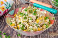 Фото к рецепту: Салат с тунцом, кукурузой, рисом и оливками