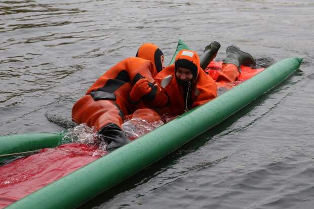 Спасатели в Строгине провели учения на воде