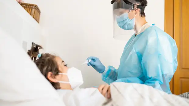 Глава Роспотребнадзора: «омикрон» в значительной степени поражает детей