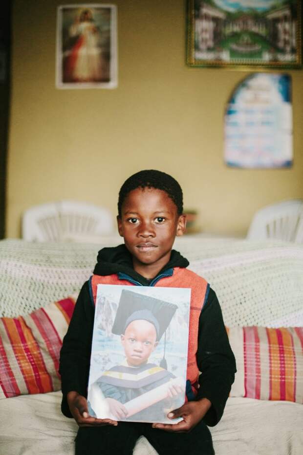 Африканский мальчик у себя дома в трущобах Кейптауна
