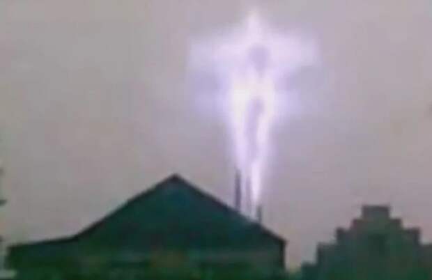 Явления Креста в небе над Ельцом. Явления Креста в небе России. Чудесное явление, которое произошло 16 лет назад 1 августа в 7 вечера. Отметим, что в тот вечер бушевала непогода, небо пронзали молнии, шквалистый ветер ломал деревья. А потом в небе появилось необычное, по словам очевидцев, пятно в виде светящегося креста. Спустя год подобное произошло и в Костроме, но, по словам авторов, замалчивалось от православных. 